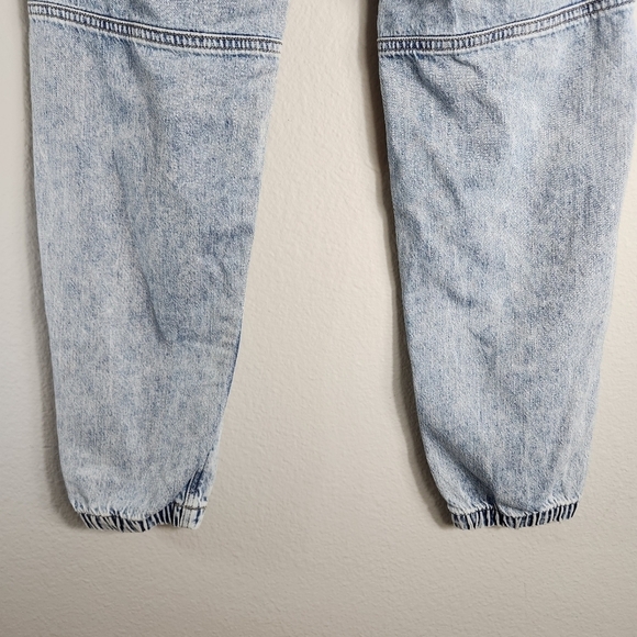 American Eagle Drawstring Waist Light Wash Chambray Cargo Joggers-Size 00 - Picture 12 of 15